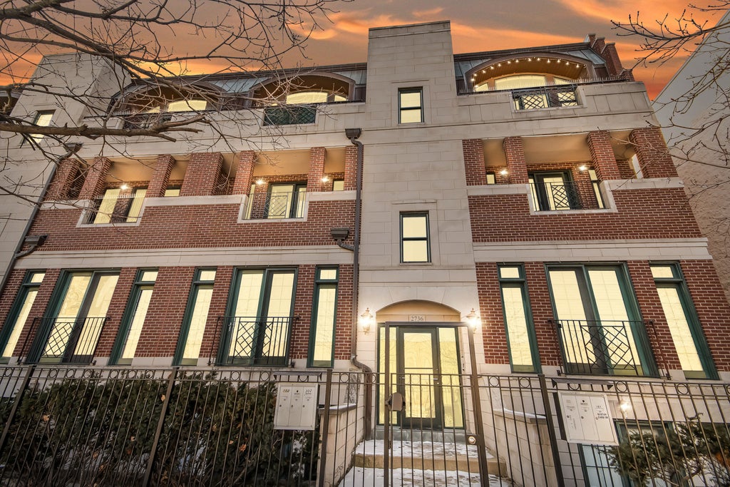 2736 North Wolcott Avenue 202, Chicago, 60614