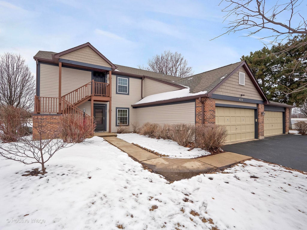 429 Sandhurst Circle 1, Glen Ellyn