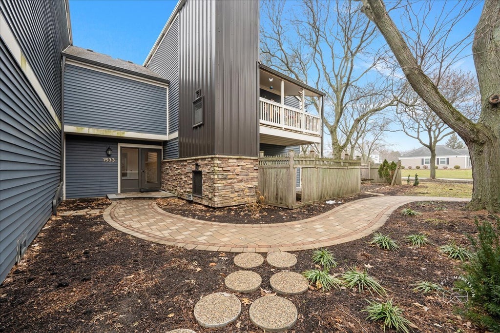 1533 South County Farm Road 1-4, Wheaton