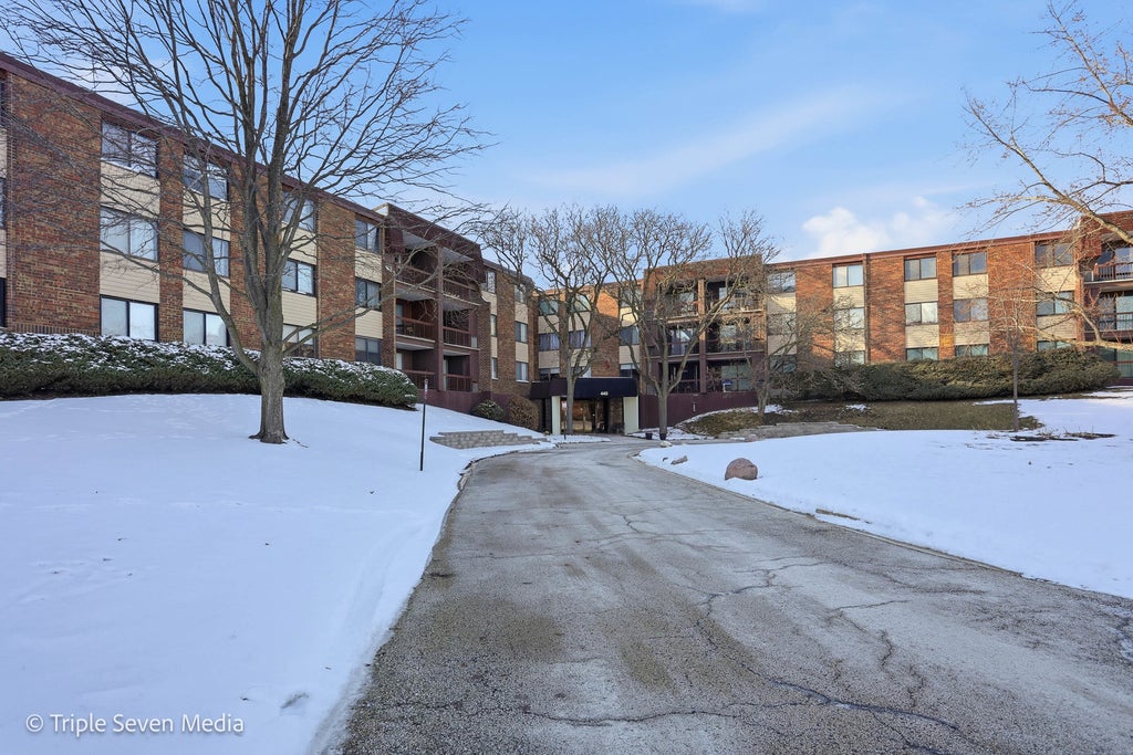 440 Raintree Court 1g, Glen Ellyn