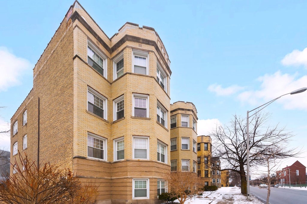 8910 Skokie Boulevard 2n, Skokie