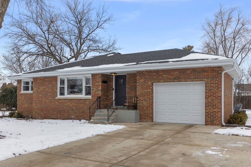 833 Parkside Drive, Wheaton