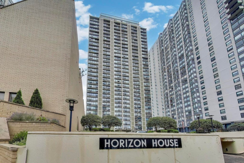 5733 North Sheridan Road 23b, Chicago, 60660