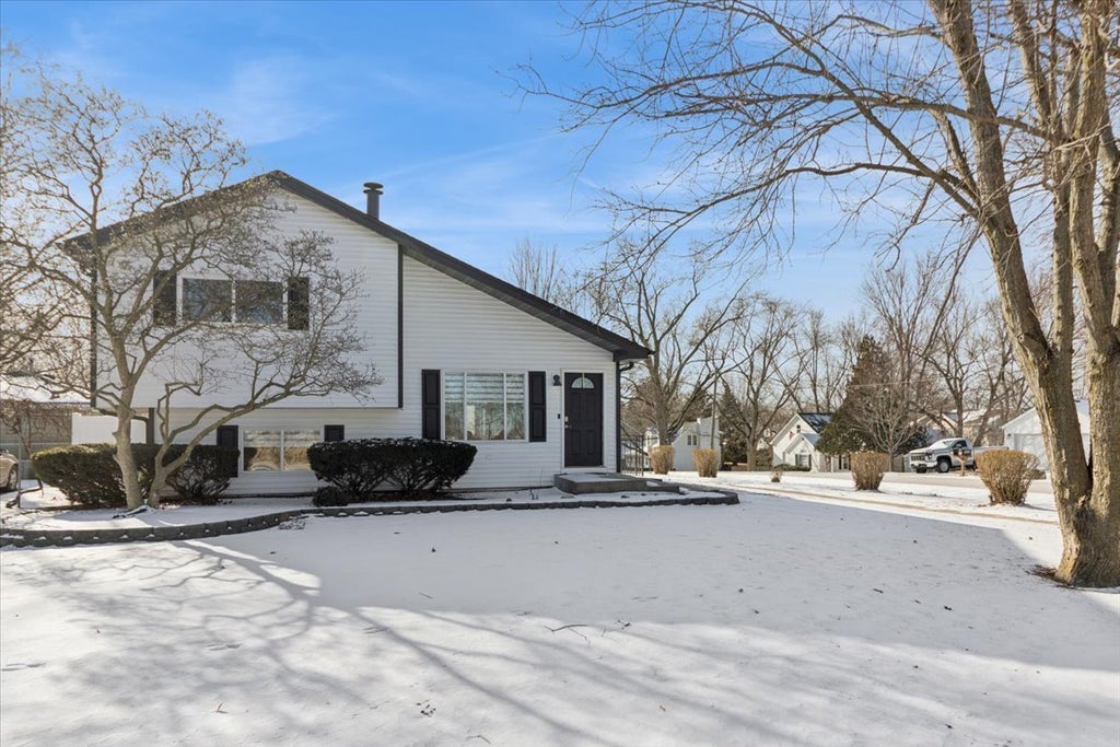 27w585 Galusha Avenue, Warrenville