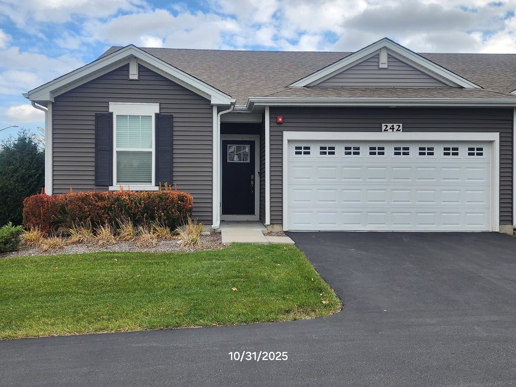 242 Sussex Lane, North Aurora