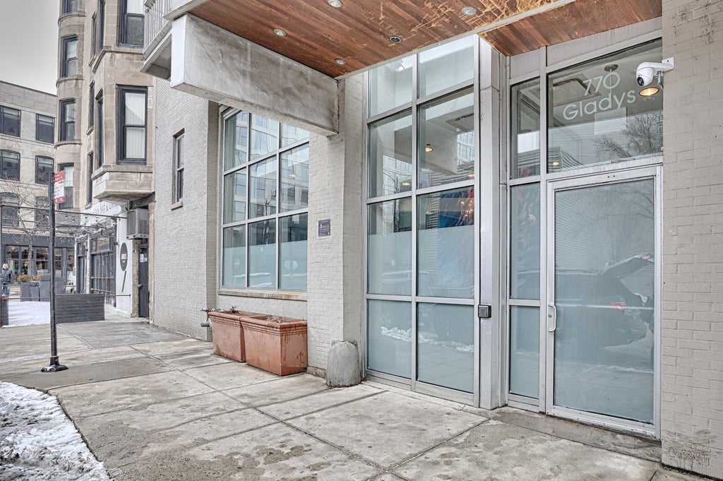 770 West Gladys Avenue 302, Chicago, 60661