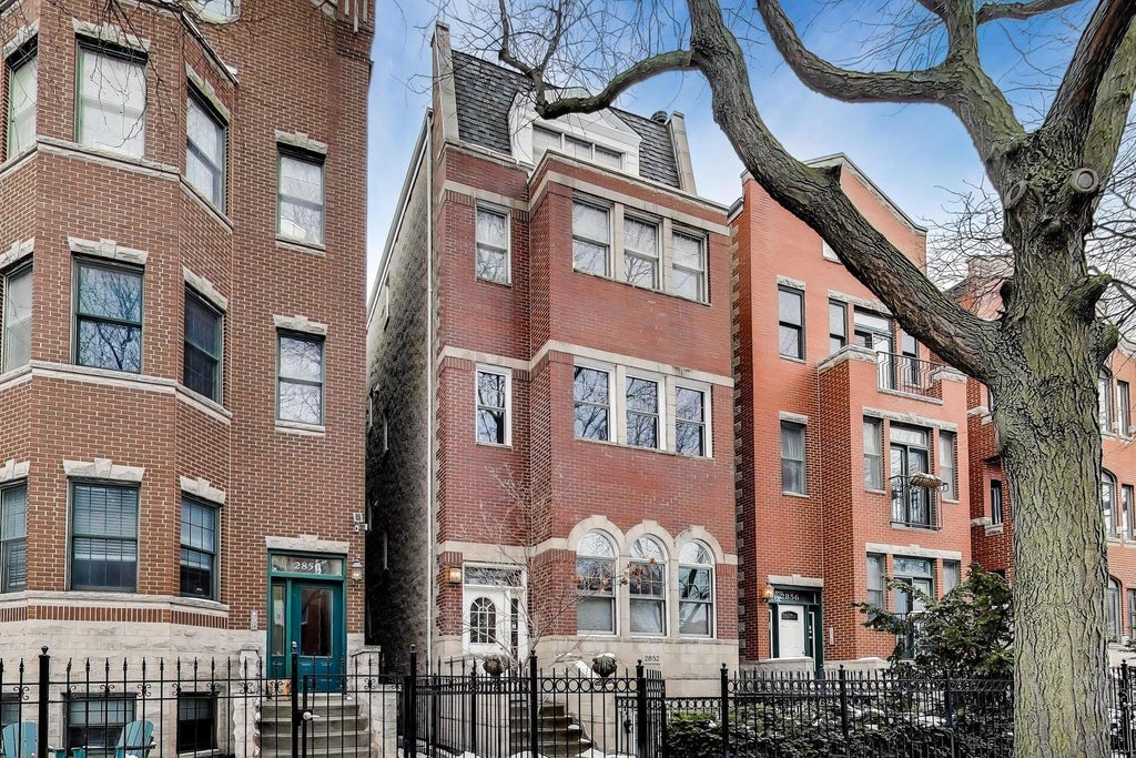 2852 North Damen Avenue 3, Chicago