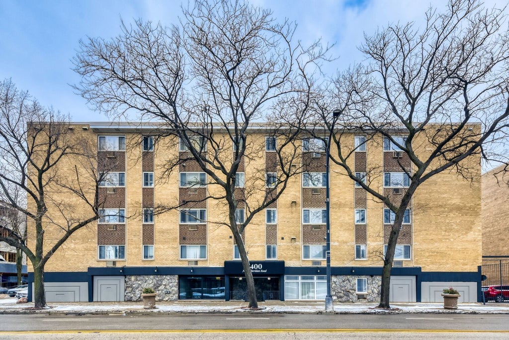 5400 North Sheridan Road 202, Chicago, 60640