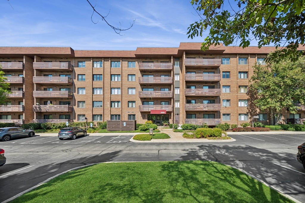 2000 Chestnut Avenue 103, Glenview