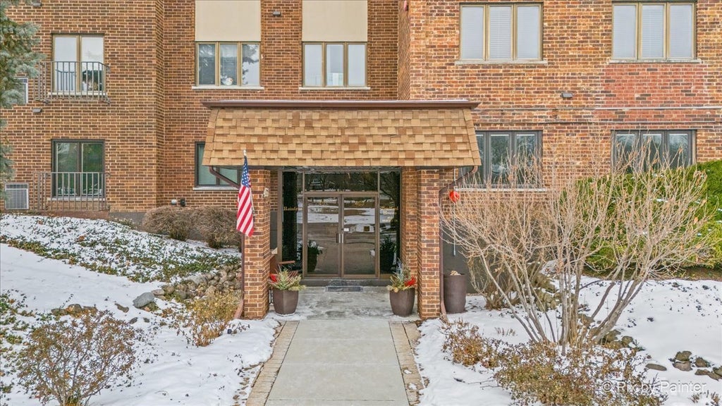 453 Raintree Drive 1h, Glen Ellyn