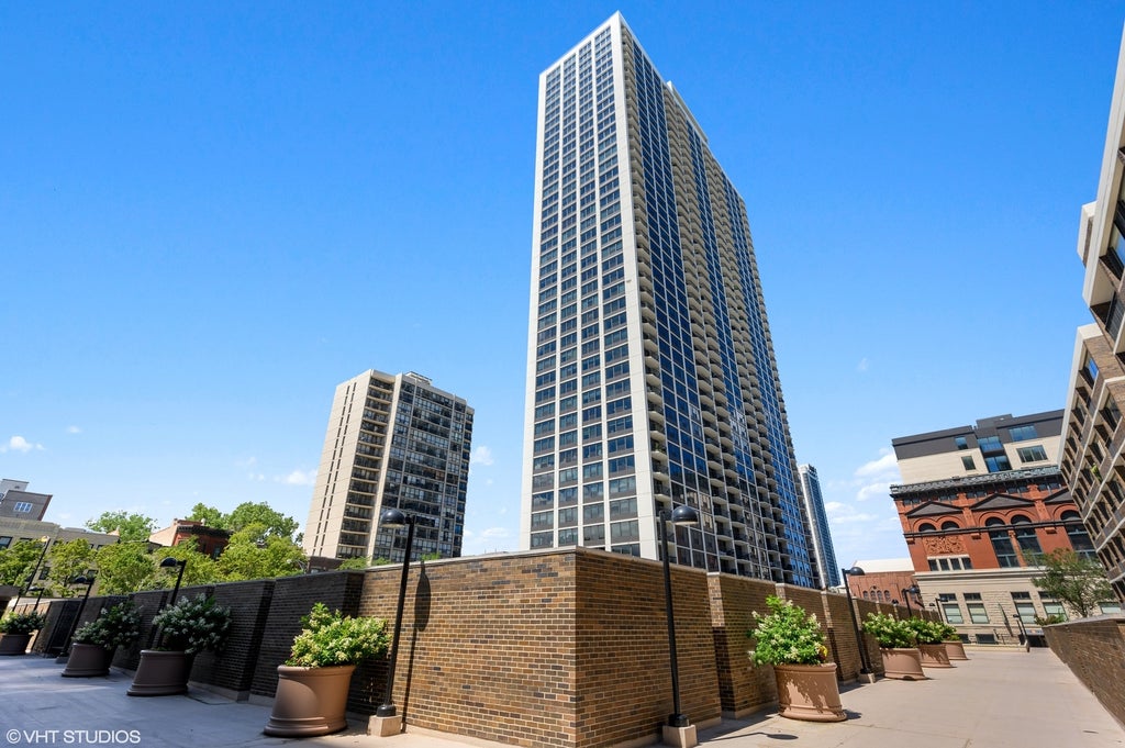 1560 North Sandburg Terrace 1201j, Chicago, 60610