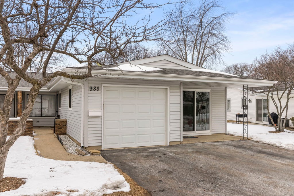 988 Chelsea Lane, Schaumburg
