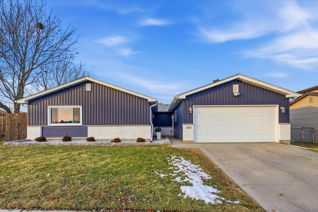 1690 Cape Breton Court, Hoffman Estates