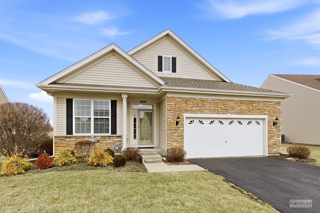 836 Colchester Drive, Oswego