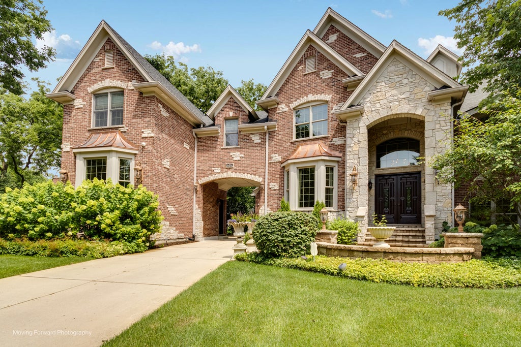 616 Driftwood Court, Naperville