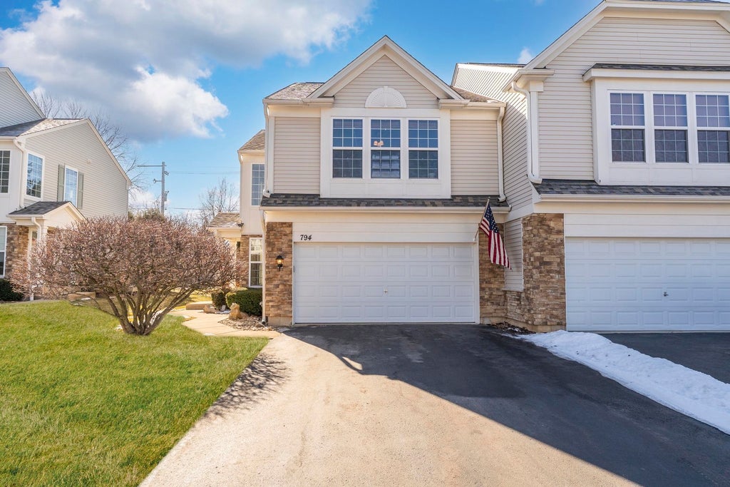 794 Pointe Drive 794, Crystal Lake