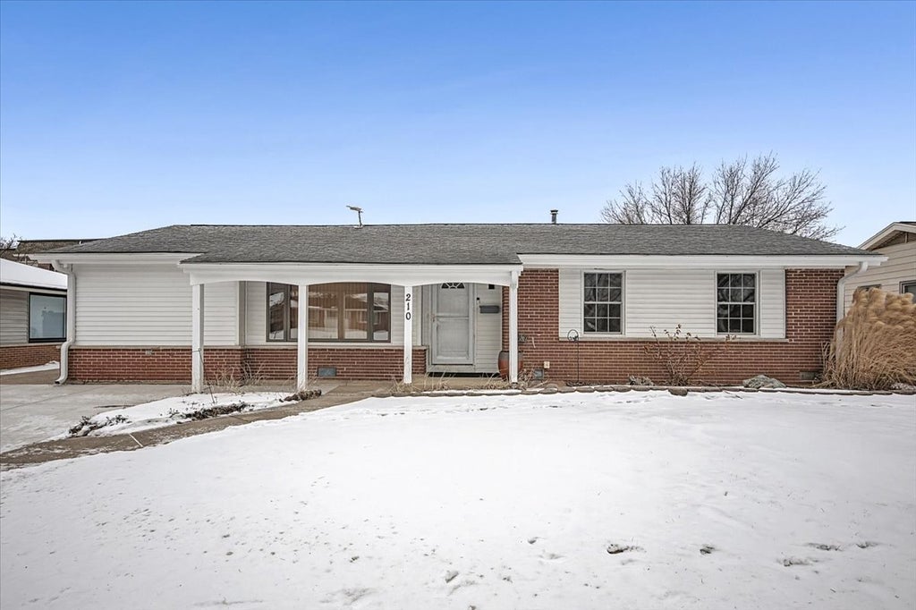 210 Brookhaven Drive, Elk Grove Village