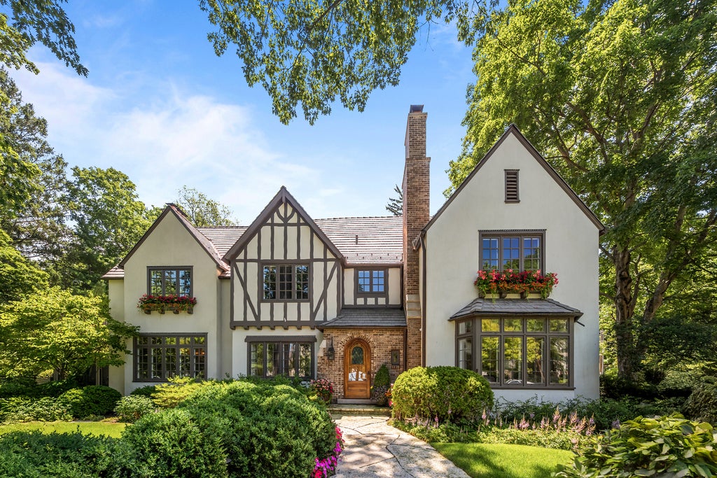 701 East Center Avenue, Lake Bluff, 60044