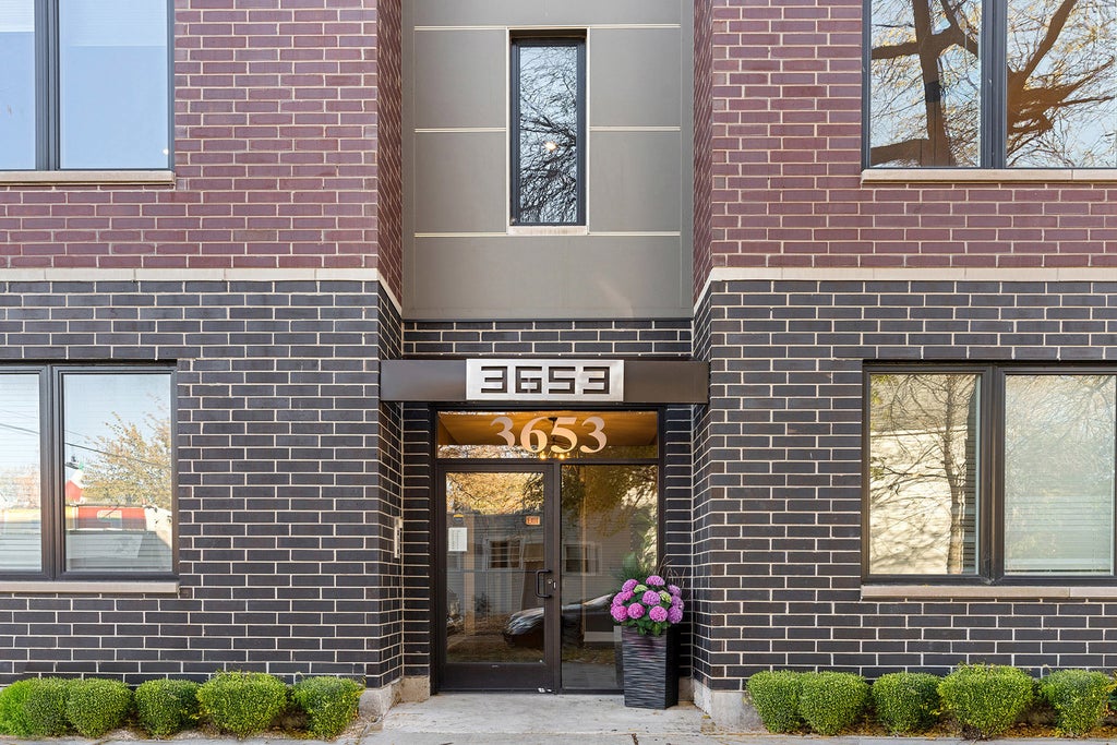 3653 West Barry Avenue 1e, Chicago, 60618