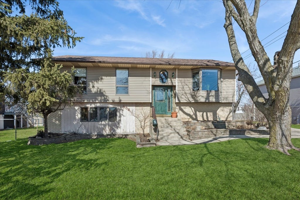 906 East Streamwood Boulevard, Streamwood