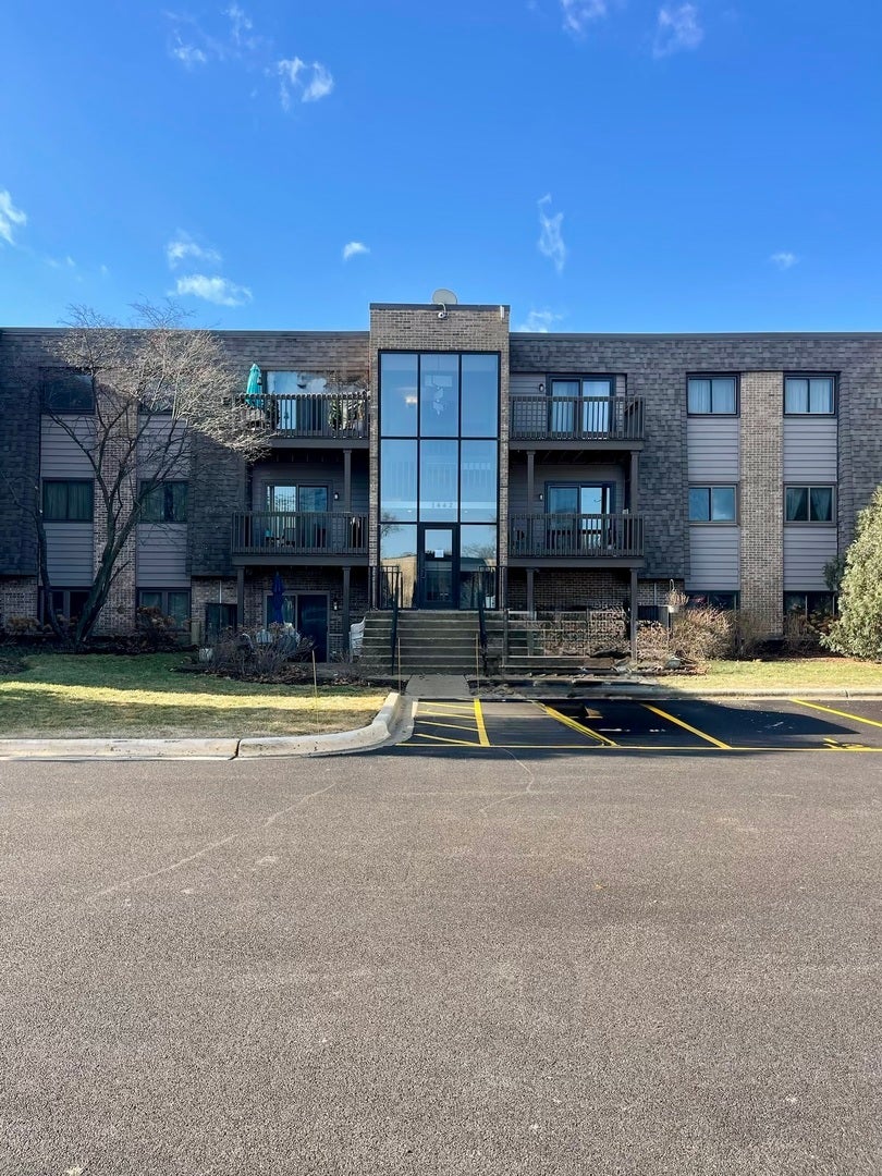 1442 Stonebridge Circle I8, Wheaton