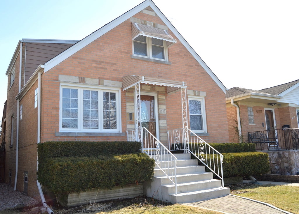 3737 North Oketo Avenue, Chicago