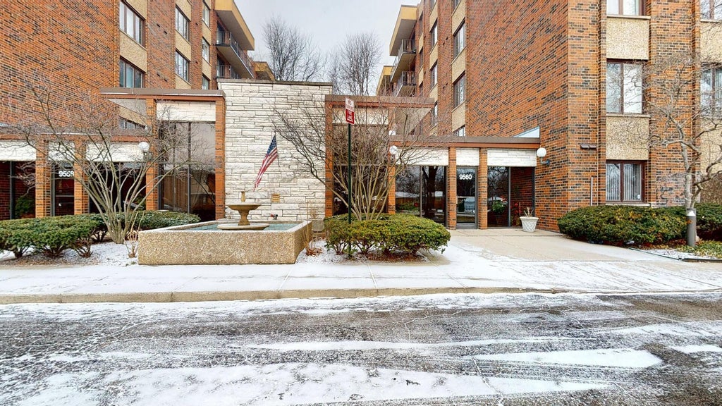 9560 Gross Point Road 404b, Skokie, 60076