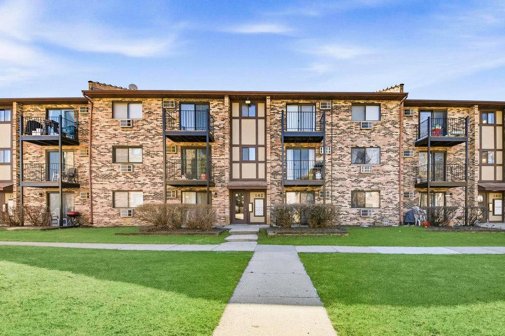 142 Klein Creek Court B, Carol Stream