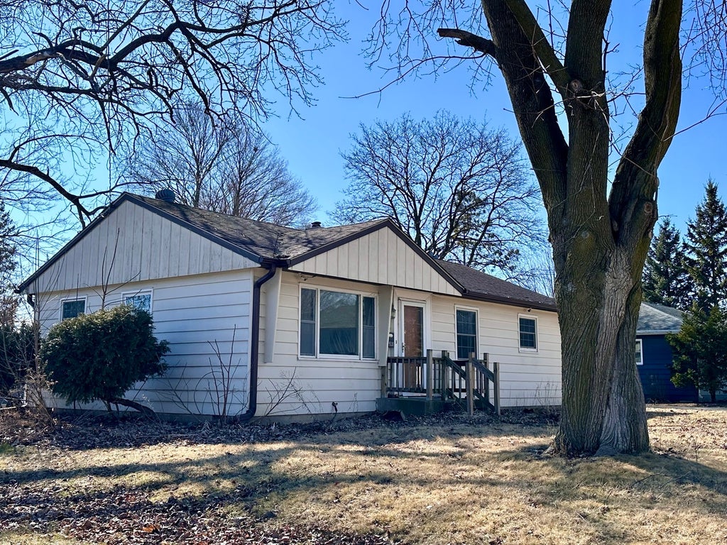 938 East Garden Street, DeKalb