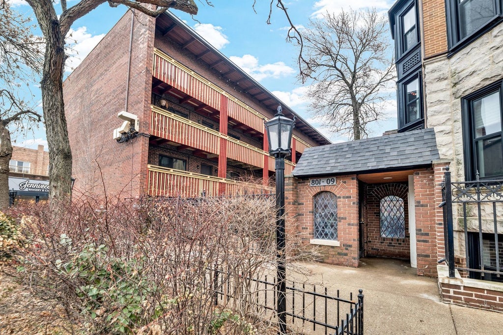 803 West Oakdale Avenue 3a, Chicago