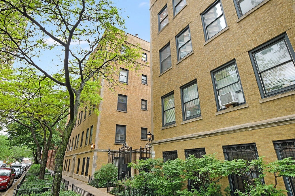 630 West Waveland Avenue 4a, Chicago, 60613