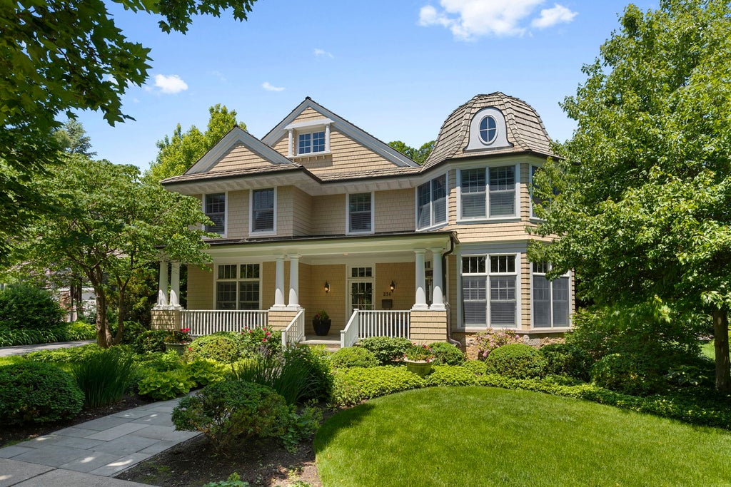 236 East North Avenue, Lake Bluff, 60044