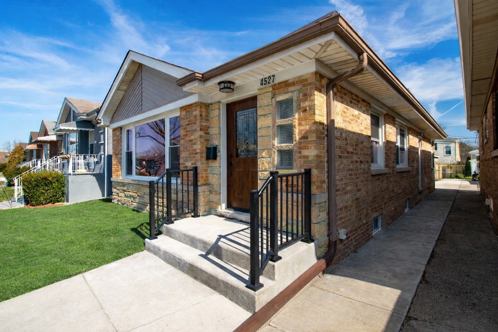 4527 North Newcastle Avenue, Harwood Heights