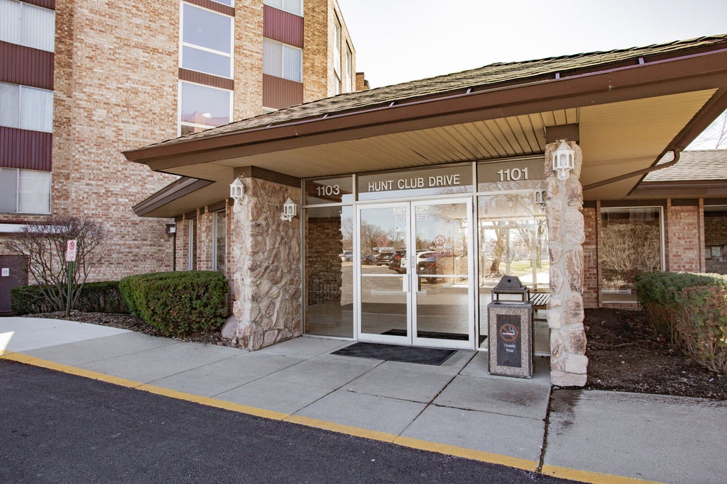 1101 South Hunt Club Drive 403, Mount Prospect