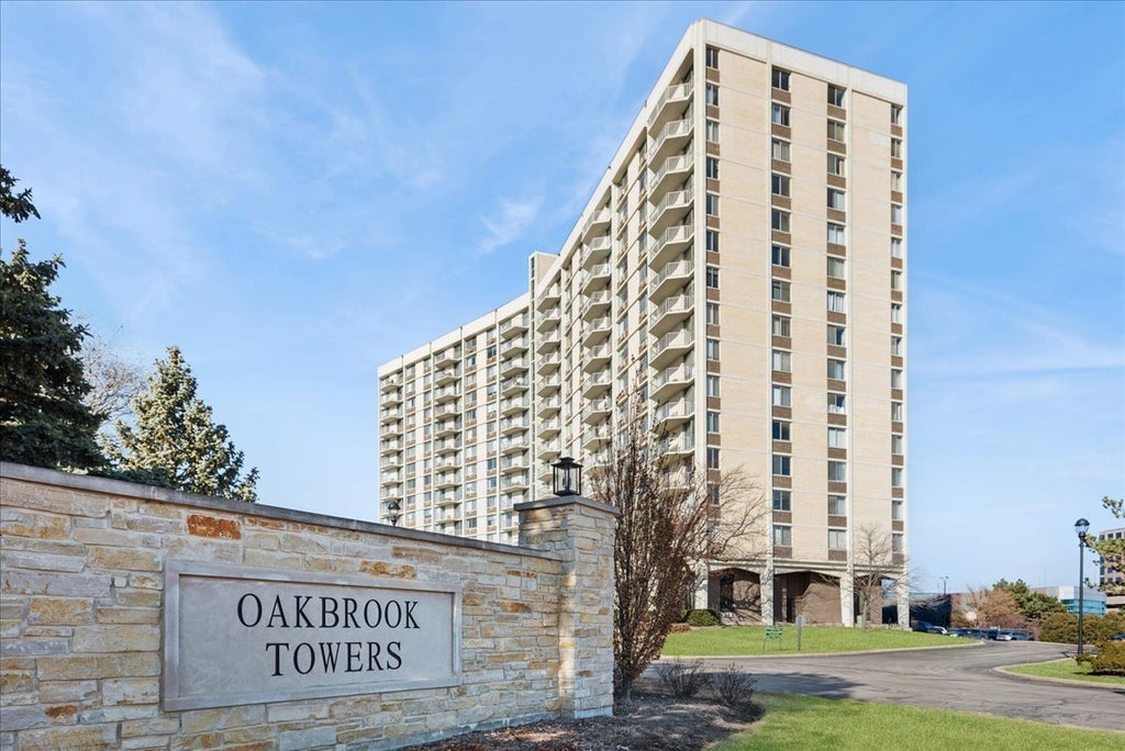 40 North Tower Road 8f, Oak Brook