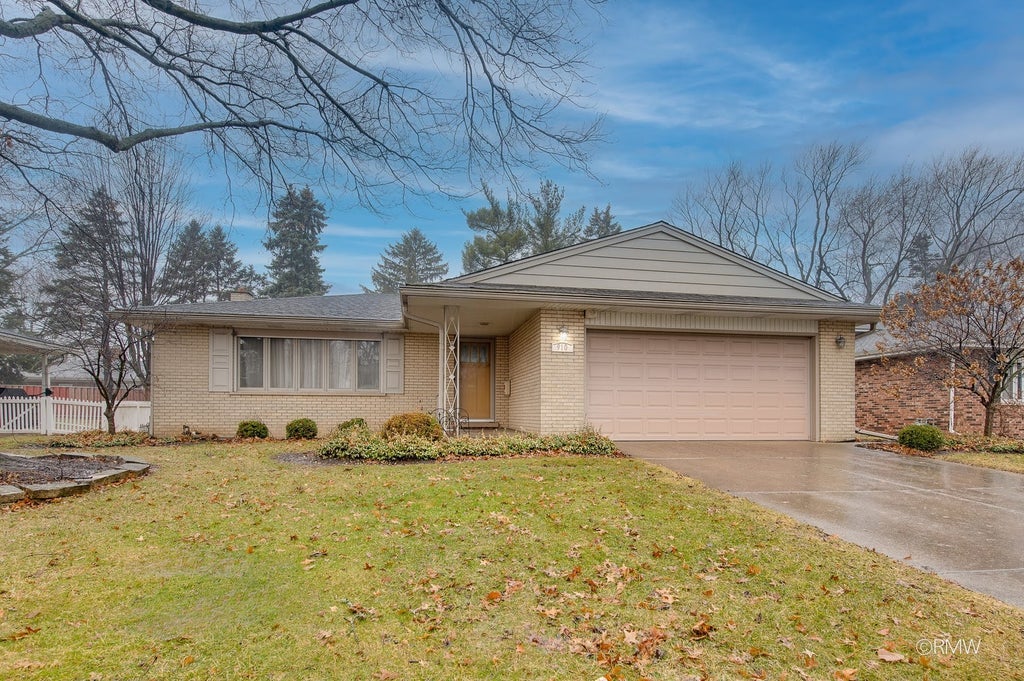 910 South Robert Drive, Mount Prospect