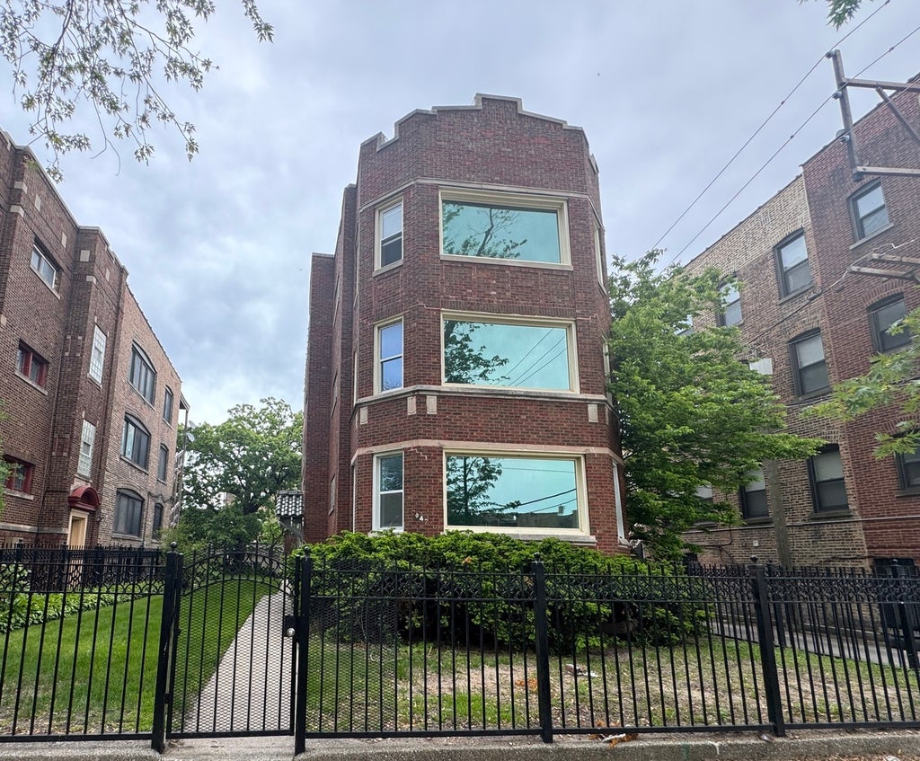7847 South Bennett Avenue, Chicago