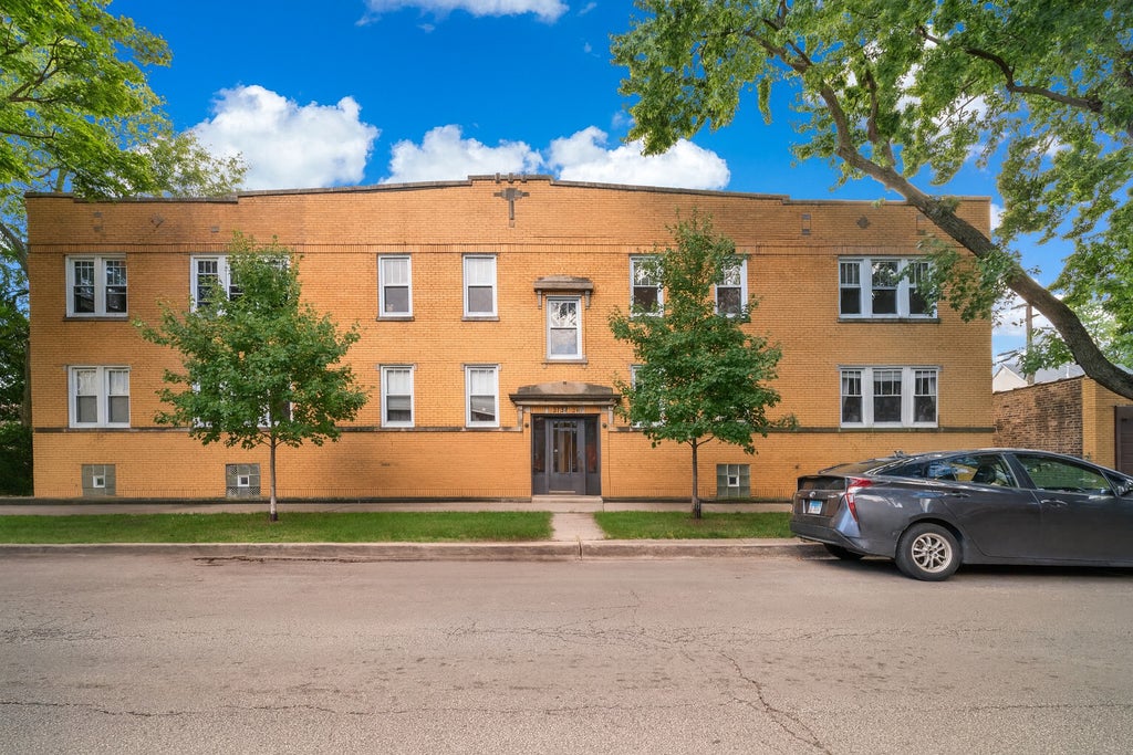 3737 West Cornelia Avenue, Chicago, 60618