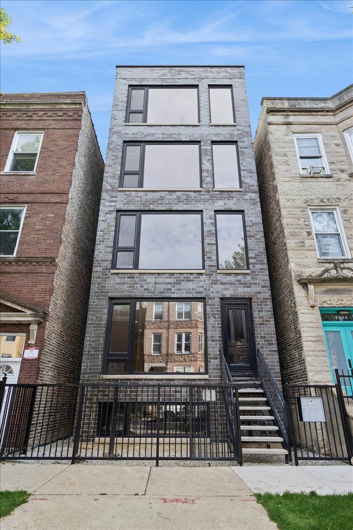 1325 North Artesian Avenue, Chicago