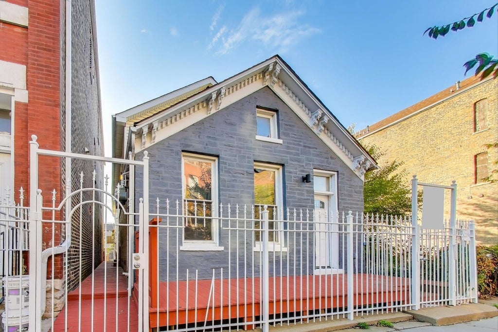 2006 South Throop Street, Chicago