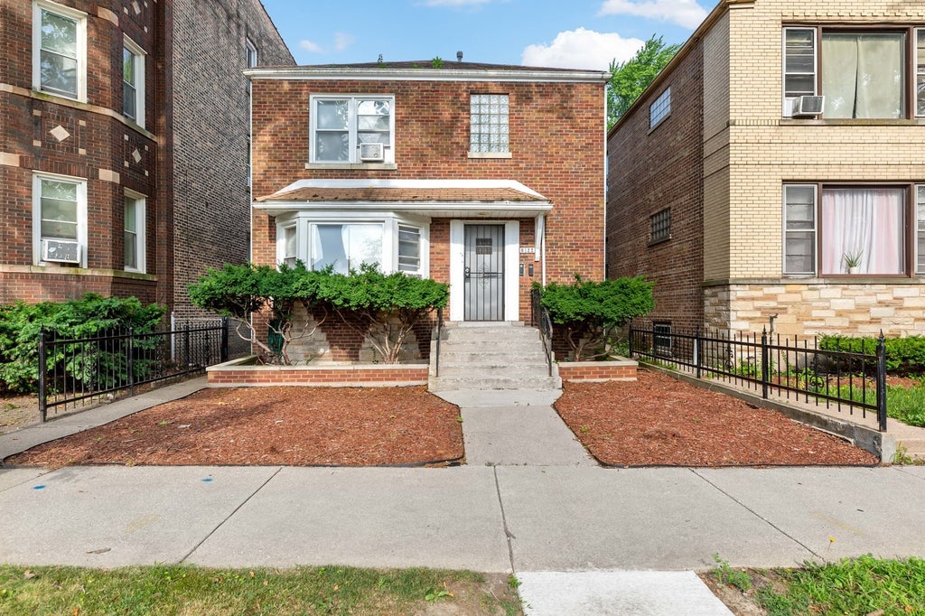 8122 South Kingston Avenue, Chicago, 60617