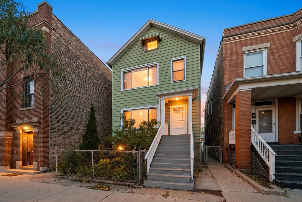2662 North Ashland Avenue, Chicago