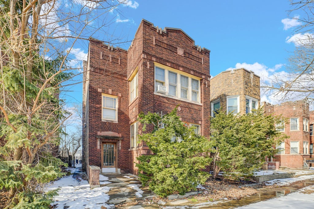 7652 South Cornell Avenue, Chicago, 60649