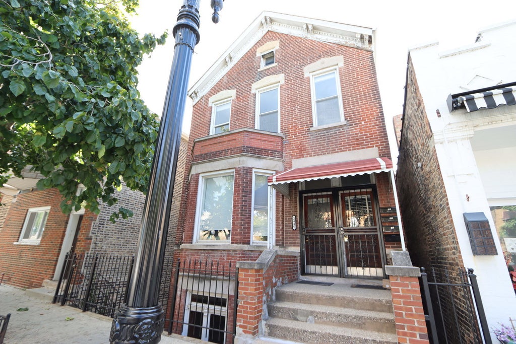 2440 South Oakley Avenue, Chicago, 60608