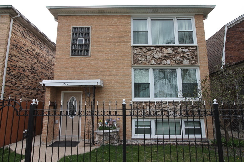 2740 North Marmora Avenue, Chicago