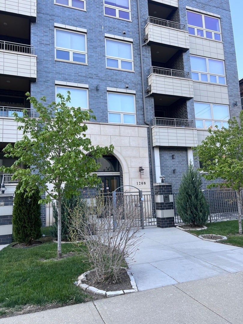1208 East 64th Street 3b, Chicago, 60637