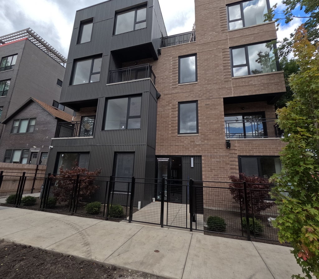 2100 West 18th Place 401, Chicago, 60608