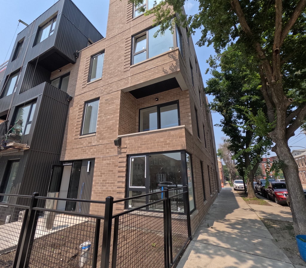 2100 West 18th Place 201, Chicago, 60608
