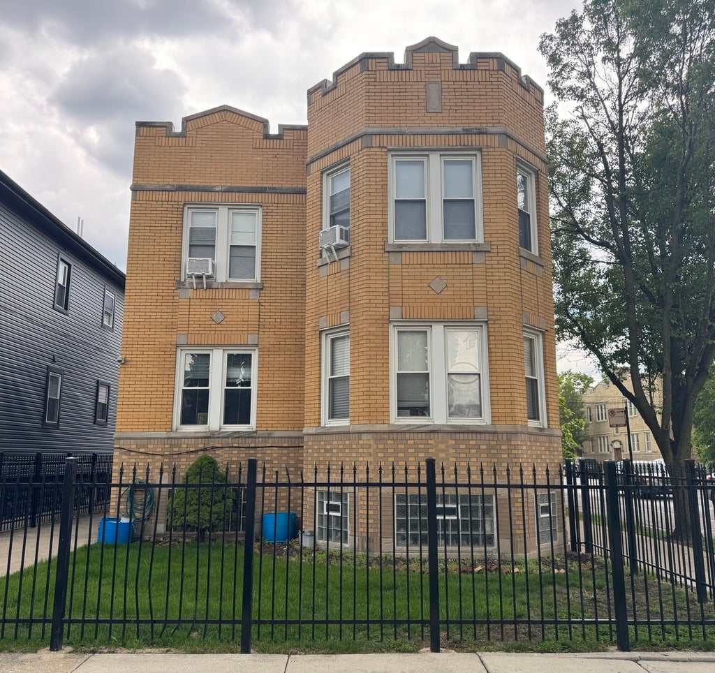 3349 North Laramie Avenue 1s, Chicago, 60641