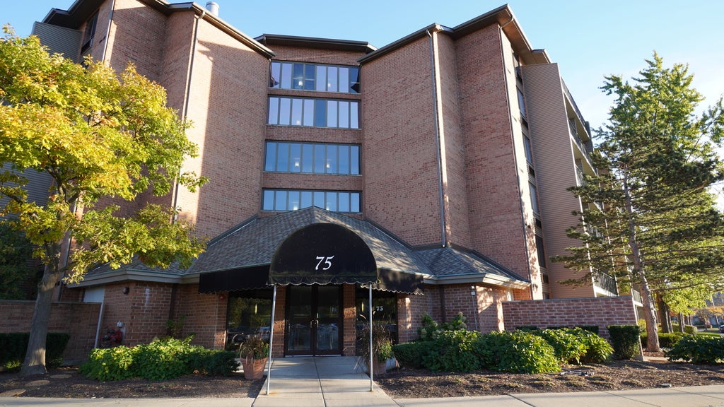 75 Kristin Circle 408, Schaumburg